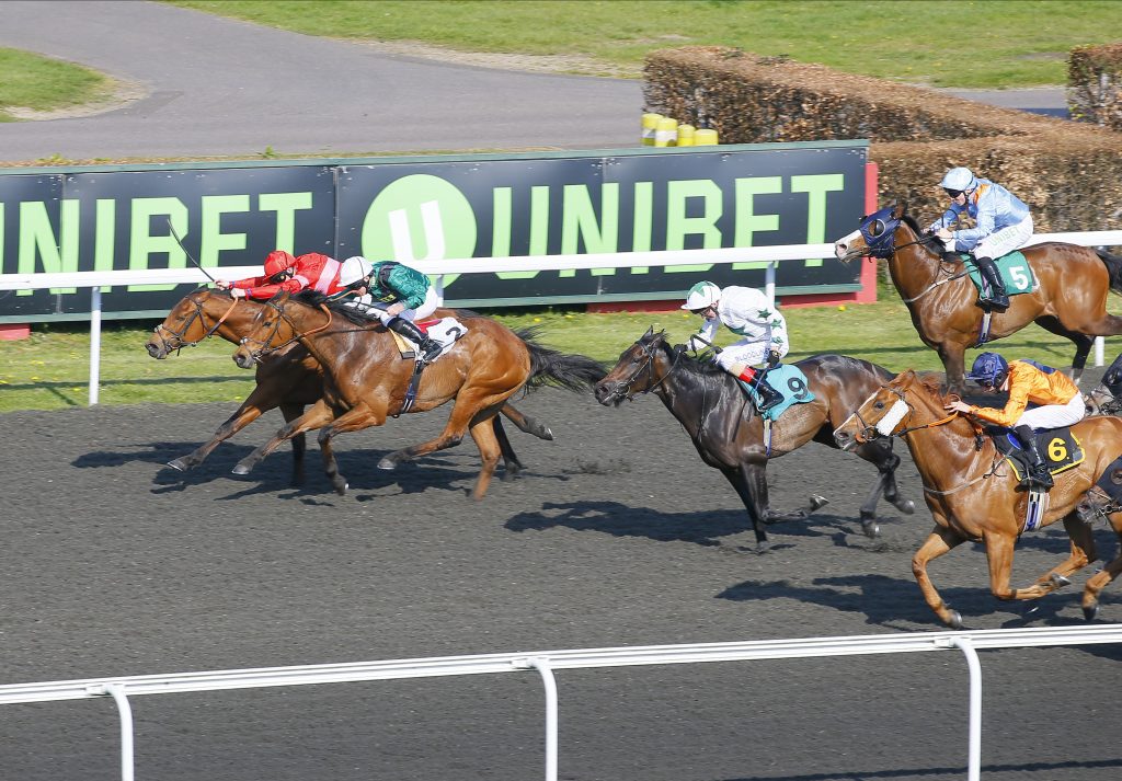 Embour wins at Kempton under Martin Dwyer