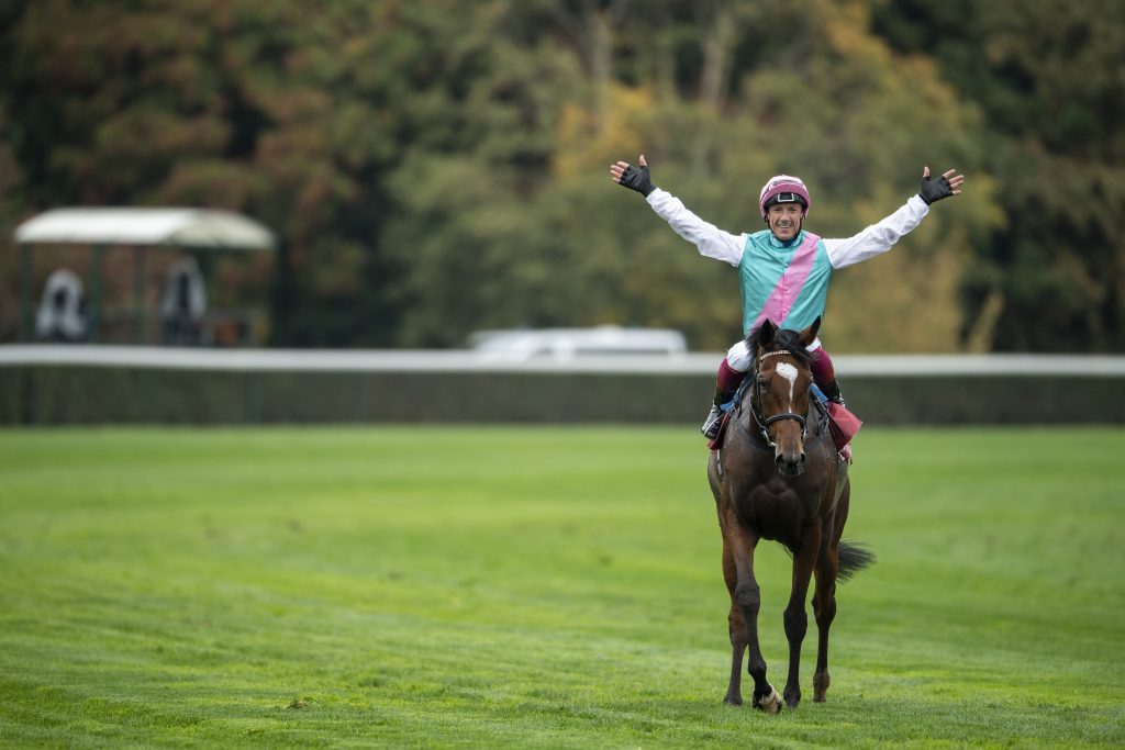 Enable and Frankie Dettori after winning the 2018 Prix de l'Arc de Triomphe