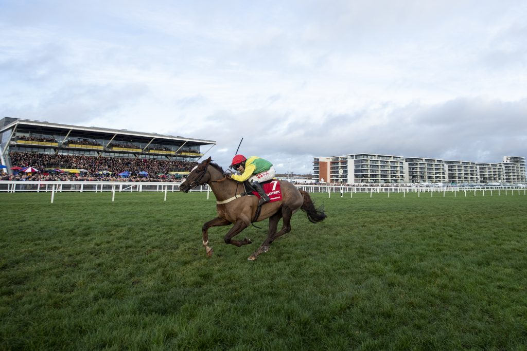 Sizing Tennessee winning the Ladbrokes Trophy at Newbury